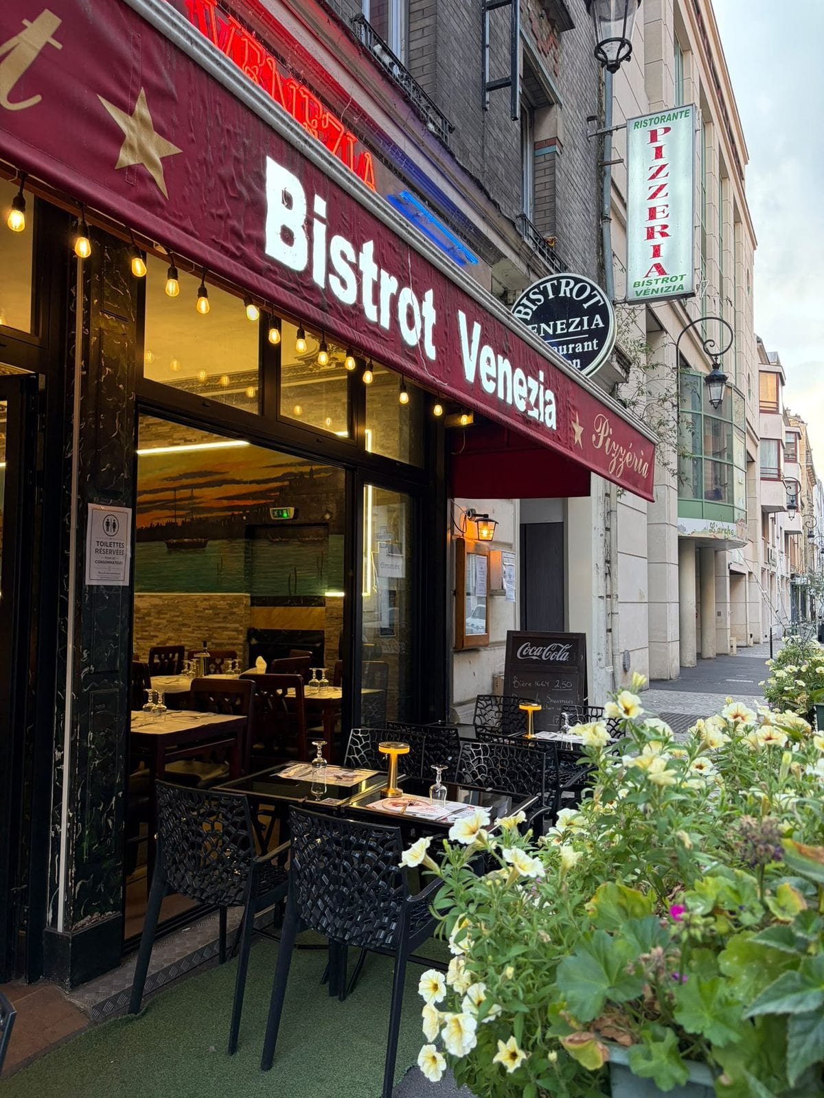 La façade entière du Bistrot Venezia, vue depuis le trottoir d’en face rue Godefroy.